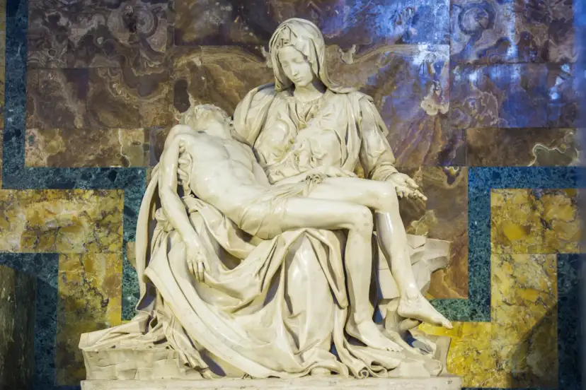 Watykańska rzeźba Michała Anioła, Pieta, przedstawia Matkę Boską trzymającą martwe ciało Chrystusa.