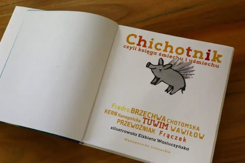 Otwarta książka "Chichotnik" z ilustracją latającej świnki, pełna autorów znanych z książek z dużą dawką humoru.