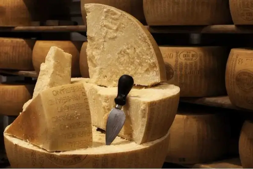 Czy parmezan można zastąpić grana padano? Odkryj smaki i różnice