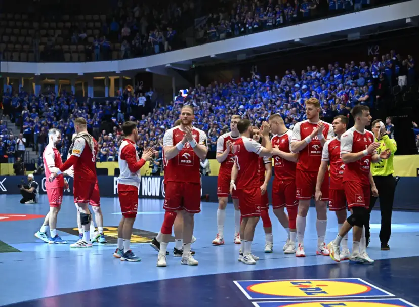 Piłkarze ręczni w czerwonych strojach świętują na boisku. Fani na trybunach kibicują. To może być ważny moment w kontekście mistrzostwa świata w piłce ręcznej terminarz.