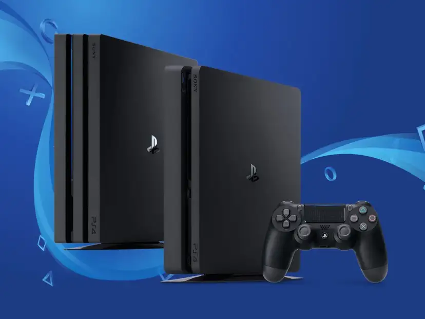 Dwie konsole PS4 i kontroler. Gracze zastanawiają się, kiedy serwery PS4 zostaną wyłączone, ciesząc się grami.
