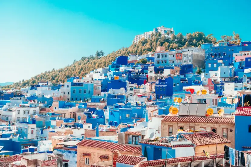 Widok na niebieskie miasto Chefchaouen w Maroku. Turyści czują się tu bezpiecznie, podziwiając architekturę i krajobraz.