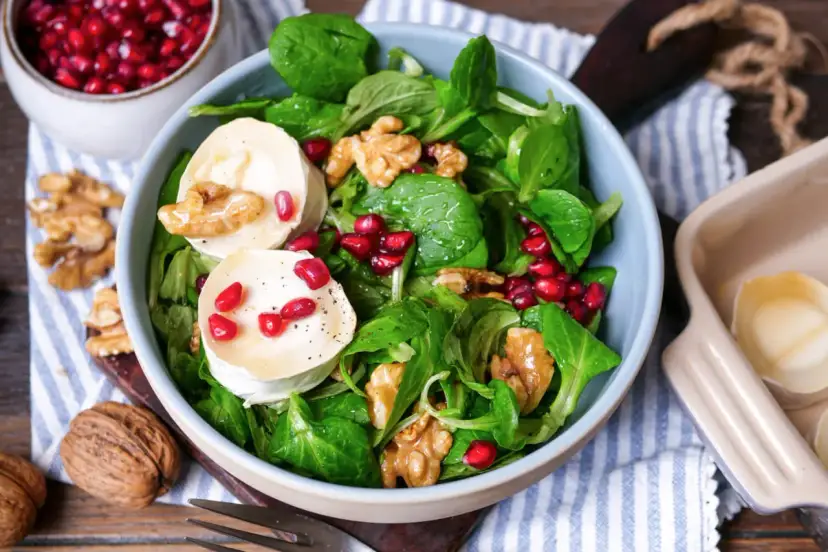 Feldsalat mit Ziegenkäse, Granatapfelkernen und Walnüssen – ein festlicher Genuss, der perfekt zum Weihnachten passt.
