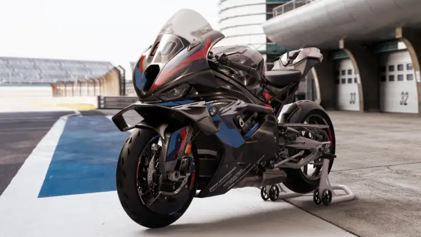 Czarny motocykl BMW M 1000 RR na torze wyścigowym, gotowy do pobicia rekordów. To najszybszy motor na świecie.