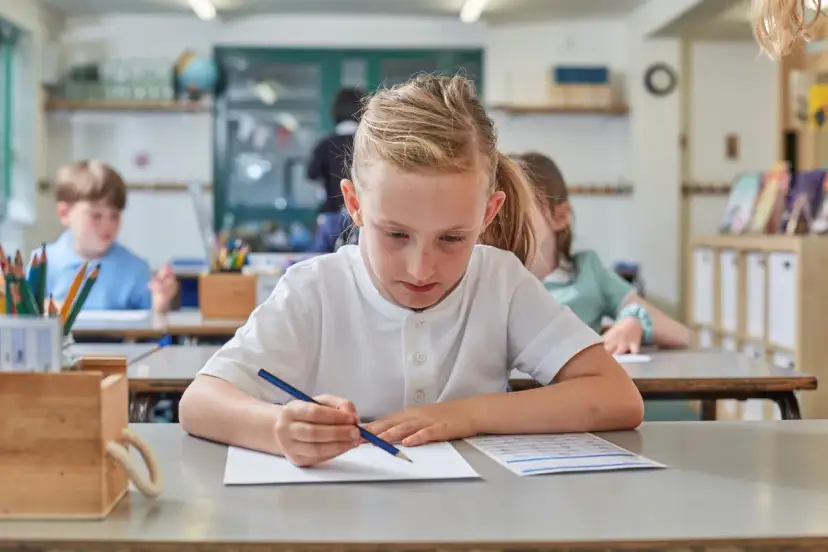 Dzieci uczą się w klasie. Ile jest placówek oświatowych w Polsce? Tysiące!