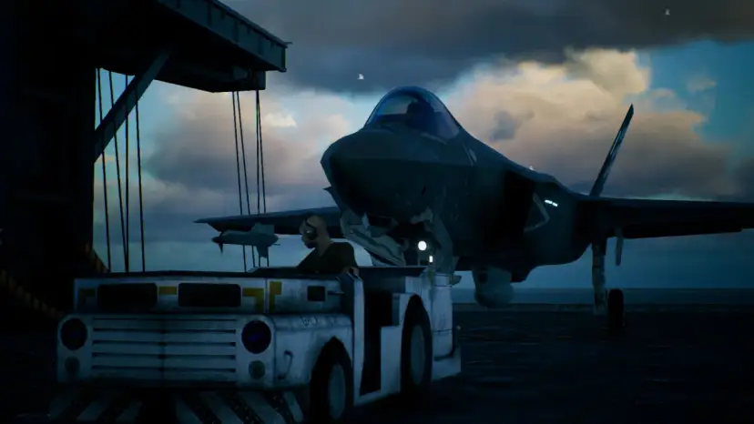 Na lotniskowcu F-35 Lightning II czeka na start. W tle chmury i morze. To scena z gry, która może być częścią ace combat 7 poradnik.