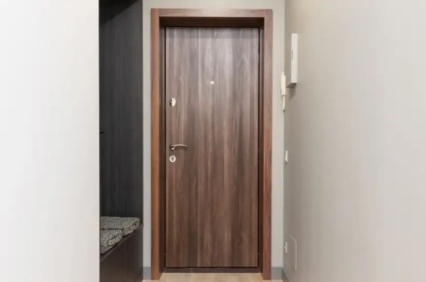Solidne drzwi zewnętrzne Martom z drewnianym wykończeniem, idealne do każdego wnętrza.