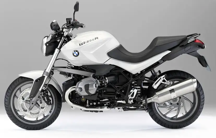 Biały motocykl BMW R1200R z czarnym siedzeniem i detalami, prezentujący moc i styl.