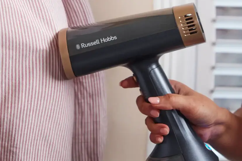 Ręczna myjka parowa Russell Hobbs w akcji. Sprawdź nasz ranking myjek parowych, by wybrać najlepszą!