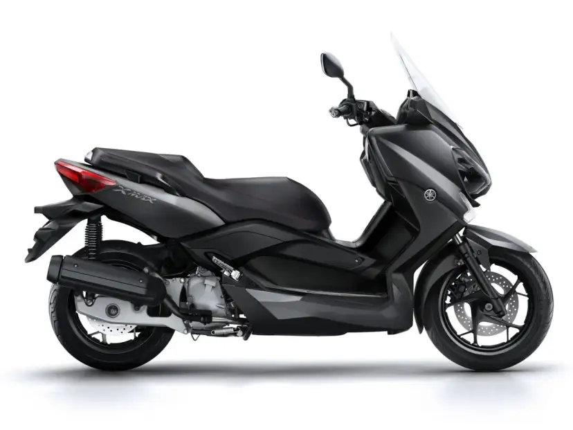 Ciemnoszary skuter Yamaha X-MAX 125, gotowy do osiągnięcia swojej prędkości maksymalnej.