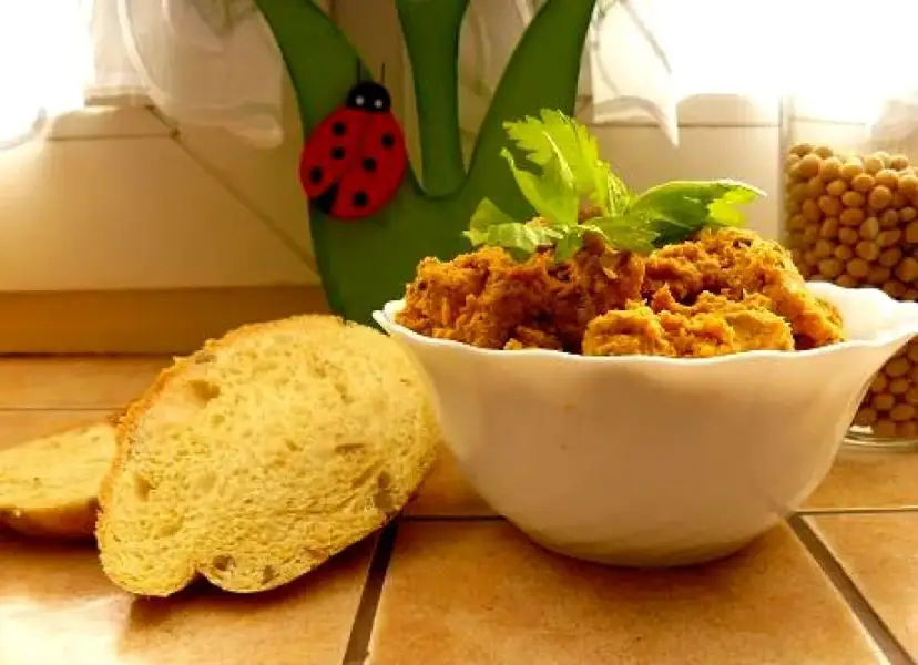 Pasta sojowa: do czego używać? Smaki, przepisy i porady