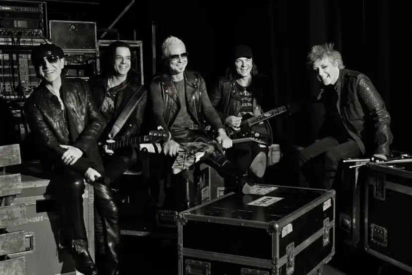 Zespół Scorpions, mistrzowie rockowych ballad i piosenek o miłości, w czerni i bieli, gotowi na koncert.