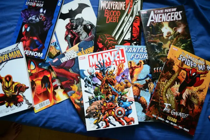 Kolekcja komiksów Marvela, w tym Spider-Man, Avengers i Wolverine. Idealna inspiracja, jak zrobić komiks.