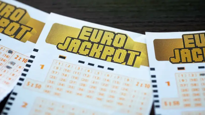 Kupony Eurojackpot leżą obok siebie. Dowiedz się, jak sprawdzić kupon Eurojackpot i czy wygrałeś!