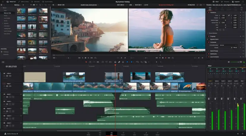 Darmowy program do montowania filmów, gdzie tworzysz wakacyjne wideo. Widok edycji z klipami wideo i ścieżkami audio.
