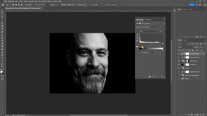 Portret mężczyzny w czerni i bieli z widocznym panelem korekty tonalnej w Photoshopie.