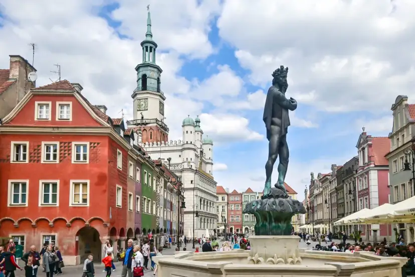 Rynek w Poznaniu z fontanną i kolorowymi kamienicami.