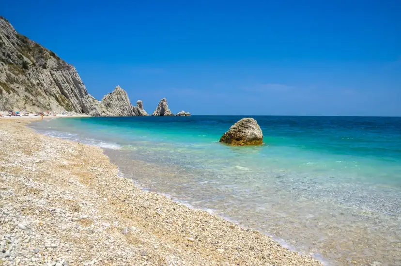 Marche: Guida alle Migliori Spiagge 2025 per Ogni Vacanza