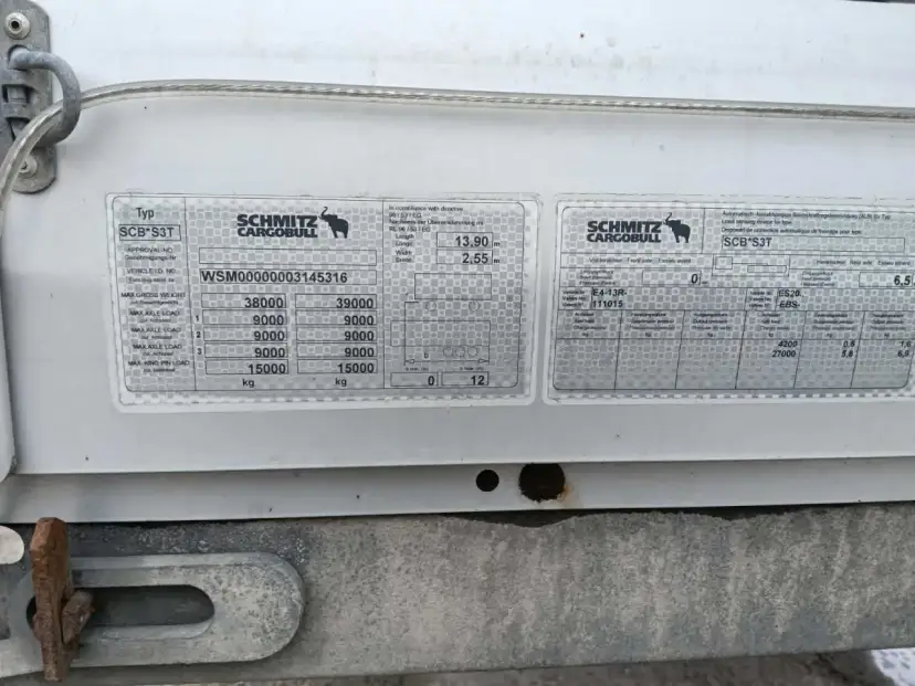 Tabliczka znamionowa naczepy Schmitz z numerem VIN i danymi technicznymi.