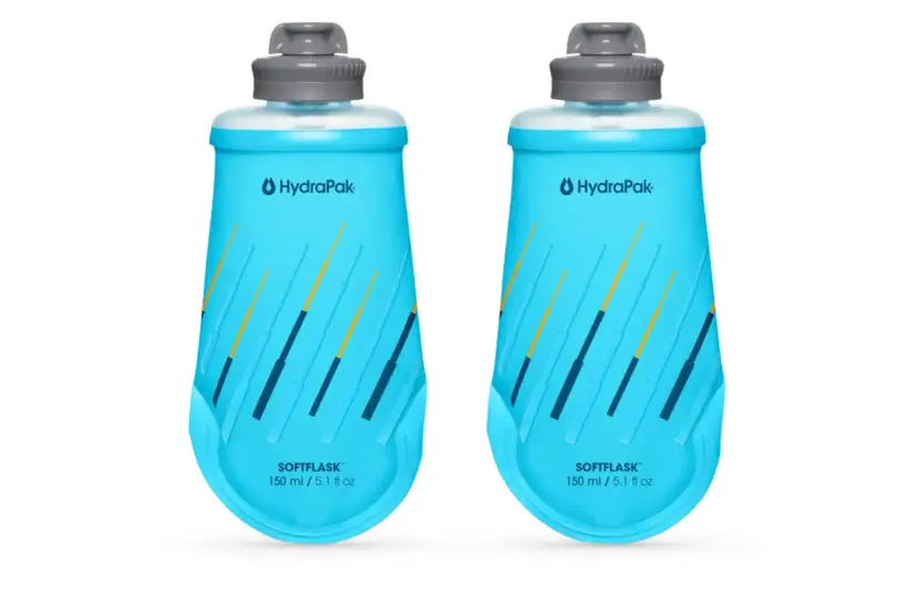 Dwie niebieskie butelki do biegania HydraPak Softflask 150 ml, idealne na długie trasy.