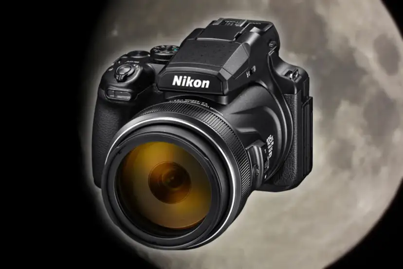 Czarny aparat Nikon Coolpix P1000 z żółtym obiektywem na tle księżyca. Idealny do fotografowania odległych obiektów.