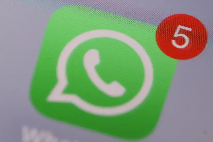 WhatsApp-Logo mit Benachrichtigungszahl 5 in einem roten Kreis.