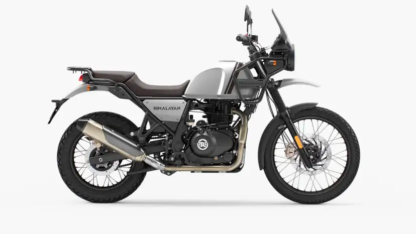 Srebrny Royal Enfield Himalayan gotowy na przygodę. Solidna konstrukcja, wygodne siodło i terenowe opony.