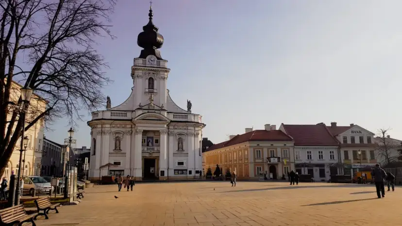 Rynek w Wadowicach, gdzie warto zobaczyć Bazylikę Ofiarowania NMP i urokliwe kamieniczki.