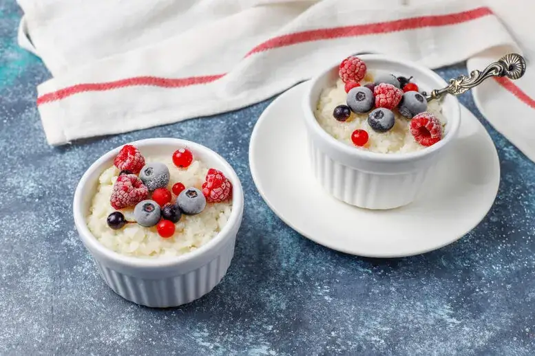 Co to jest pudding? Poznaj różnice i smaki tego deseru