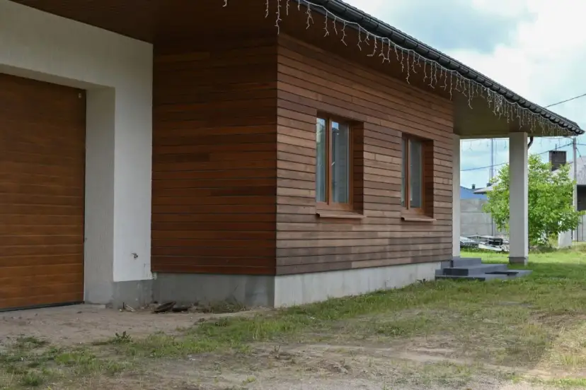 Elewacja drewnopodobna? Poznaj 6 trwałych i tanich alternatyw!