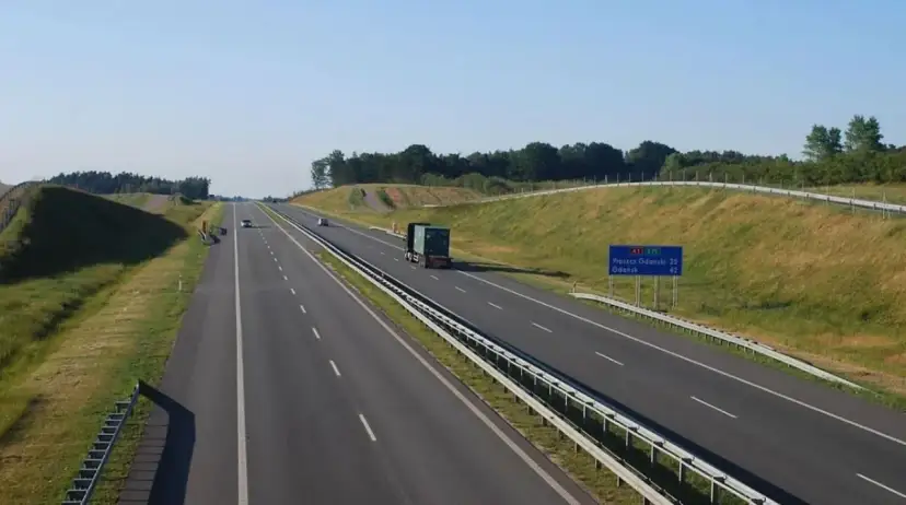 Autostradą A1 w kierunku Gdańska, z widocznym znakiem informującym o odległości do Pruszczu Gdańskiego i Gdańska.