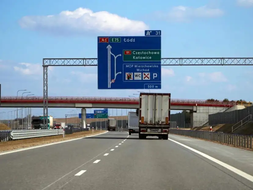 Droga ekspresowa z tablicą kierunkową A1, E75, Łódź, Częstochowa, Katowice.