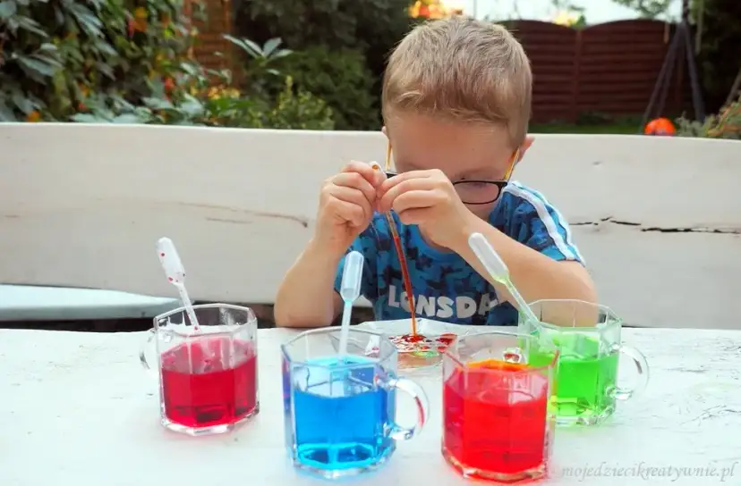 Eksperymenty z wodą dla dzieci: 10+ pomysłów na naukę i zabawę!