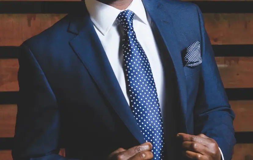 Jaki krawat do granatowego garnituru i białej koszuli na wesele, aby wyglądać elegancko?