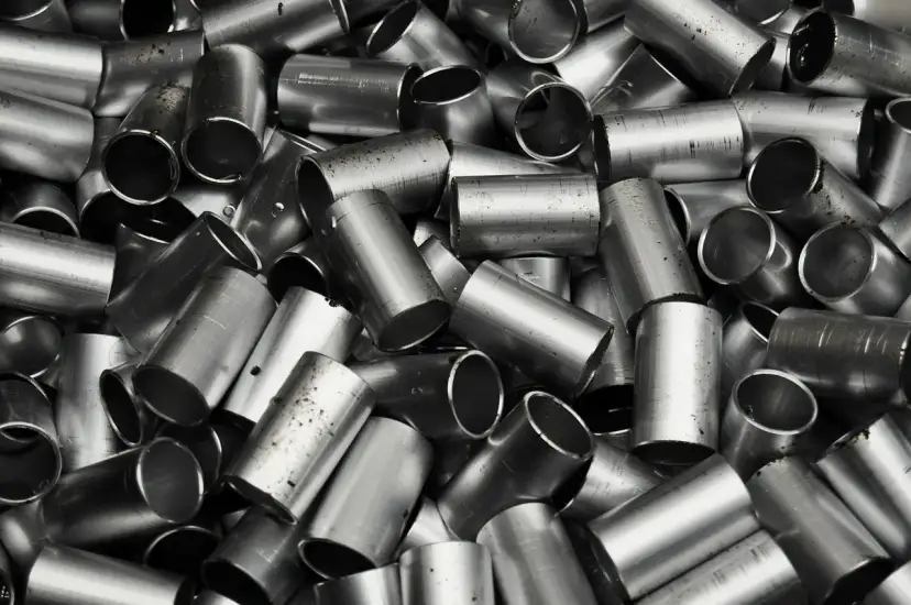 Stal nierdzewna, czyli inox, to materiał, z którego wykonano te metalowe rury.