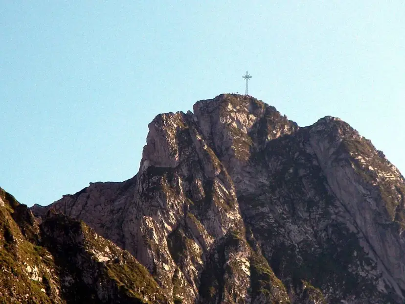 Kto postawił krzyż na Giewoncie? Monumentalny krzyż góruje nad skalistym szczytem Tatr, symbolizując ludzką wytrwałość.
