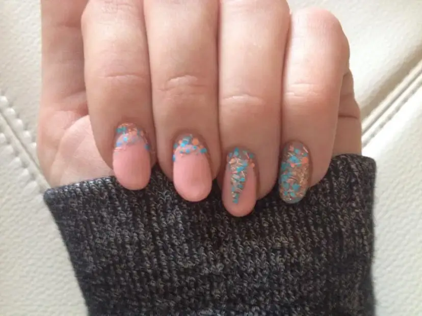 Odrosty na paznokciach? 15-minutowy ratunek i trwały manicure!