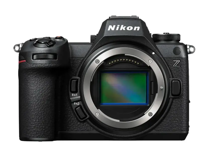 Zbliżenie na korpus czarnego aparatu Nikon Z z widocznym sensorem.