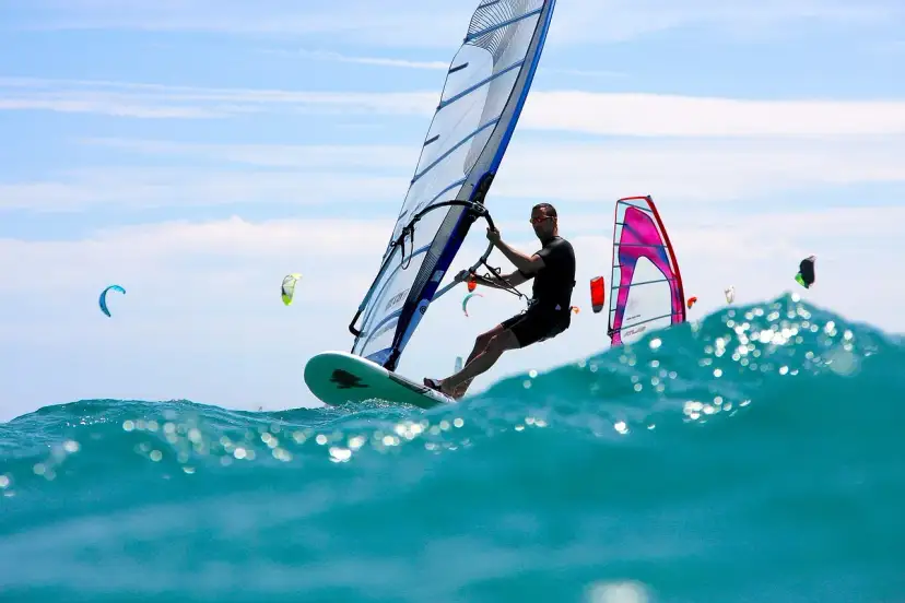 Jak dobrać żagiel do windsurfingu? Uniknij 5 błędów!