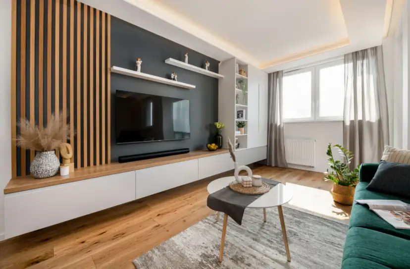 Salon marzeń? Pomysły na ścianę: lamele, beton, sztukateria i więcej