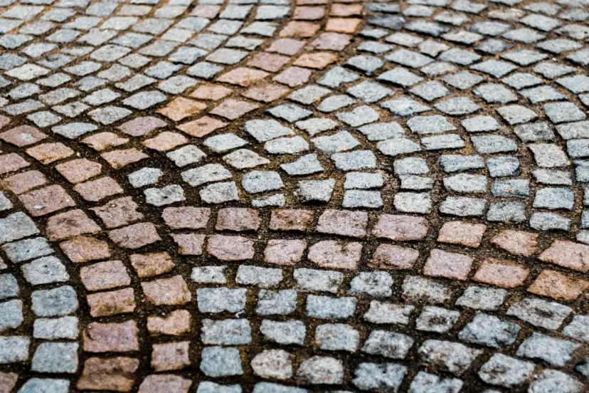 Czym pomalować kostkę brukową, aby uzyskać trwały efekt kolorystyczny?