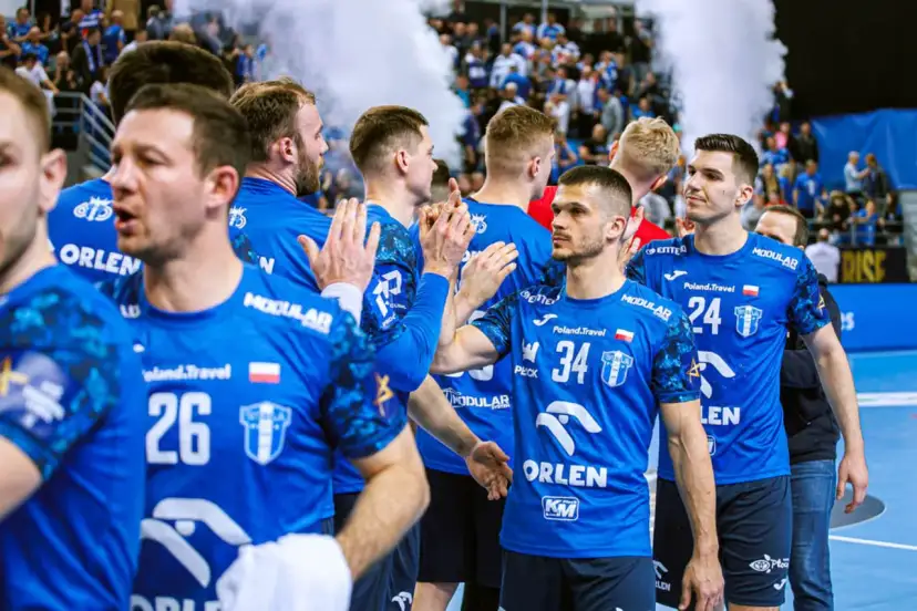 Piłkarze ręczni Wisły Płock w niebieskich strojach z numerami 26, 34 i 24, gotowi do meczu z Nantes.
