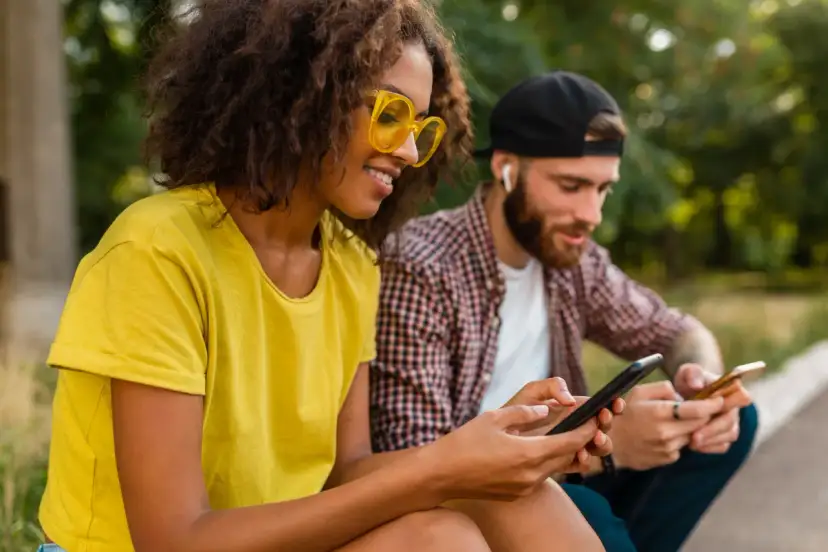 Platformy rozrywki online kontra salony stacjonarne w Polsce: co wybierają użytkownicy