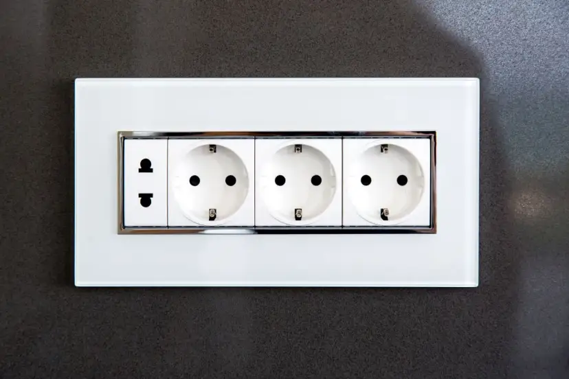 Gniazdko elektryczne – budowa, rodzaje i zasady prawidłowego montażu