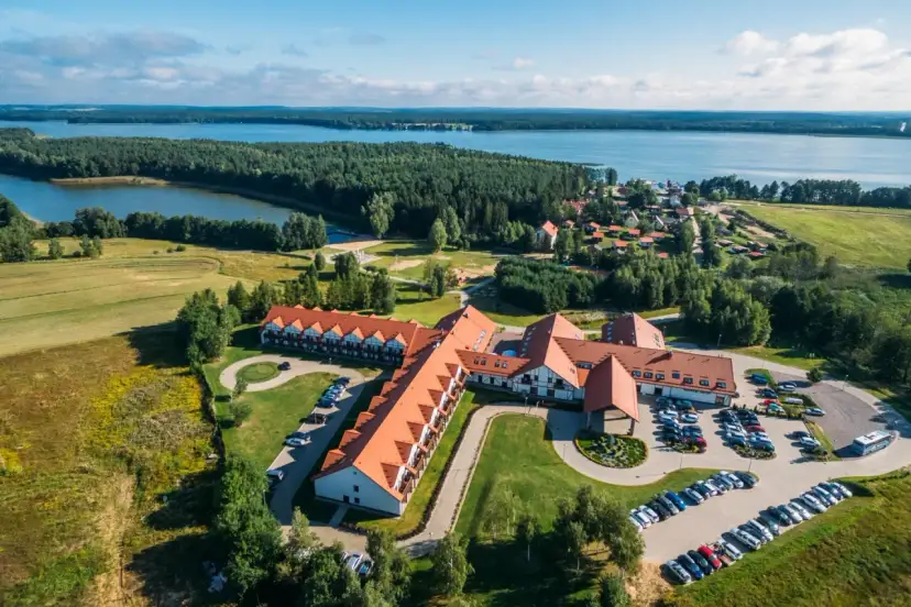Hotel na Mazurach z widokiem na jezioro – jak wybrać miejsce na wypoczynek dla par i rodzin