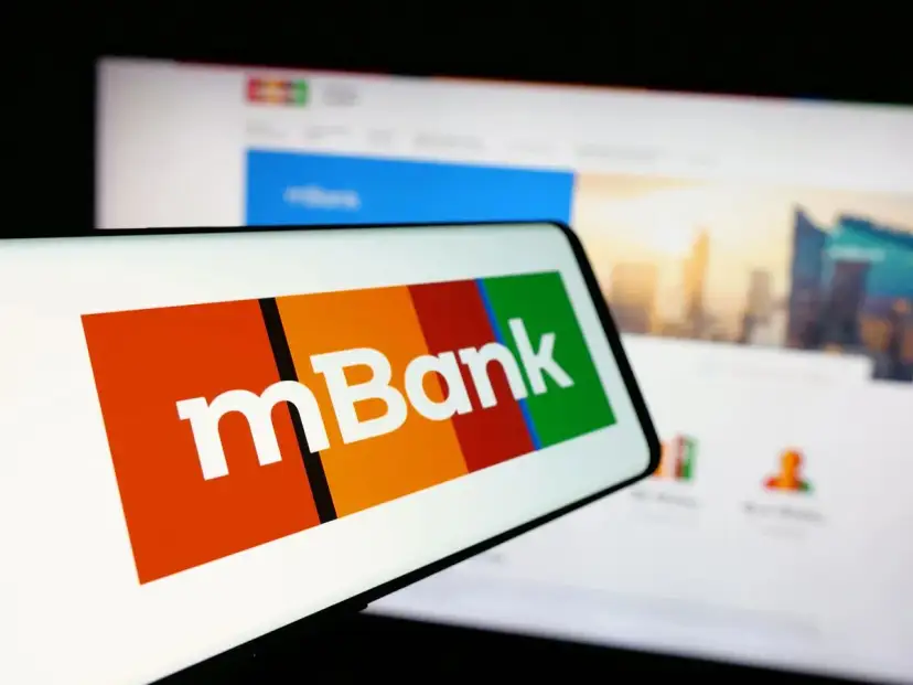 Logo mBank na ekranie telefonu. Dowiedz się, jak spłacić wcześniej kredyt w mBanku, korzystając z aplikacji mobilnej lub bankowości internetowej.