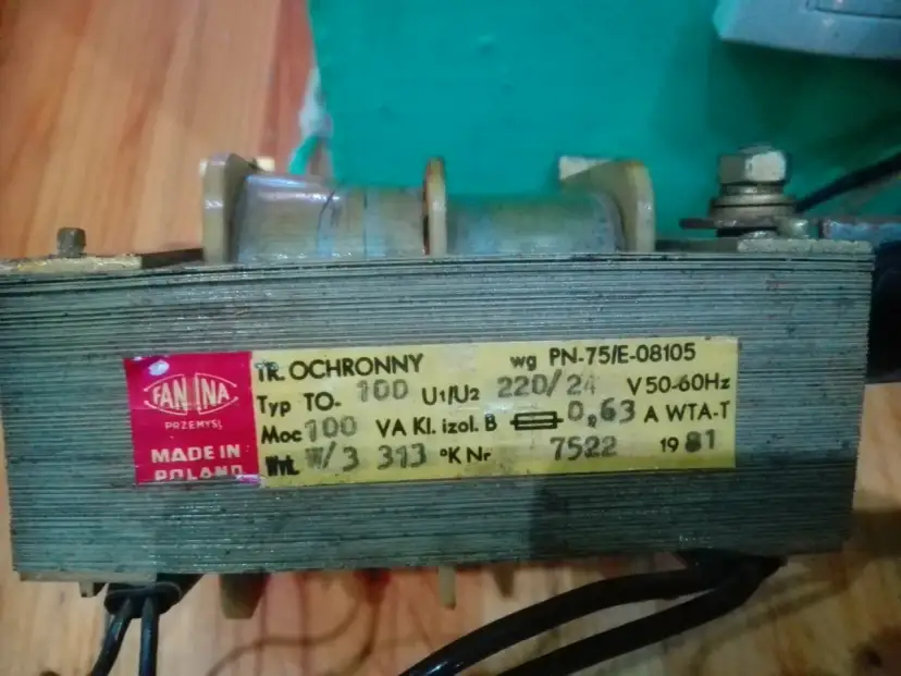Transformator toroidalny z etykietą "FAN INA", moc 100 VA, napięcie 220/24V.