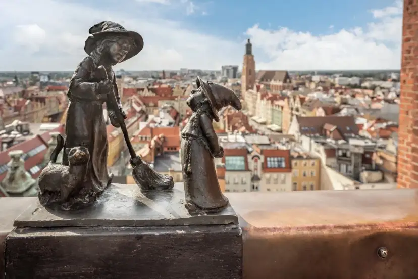 Dwa krasnale i kot na tle Wrocławia. Zastanawiasz się, ile jest krasnali we Wrocławiu?