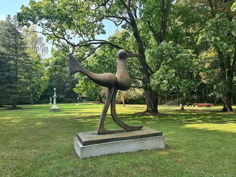 Ogród Rzeźb Juana Soriano: Dotknij sztuki w sercu Mazowsza
