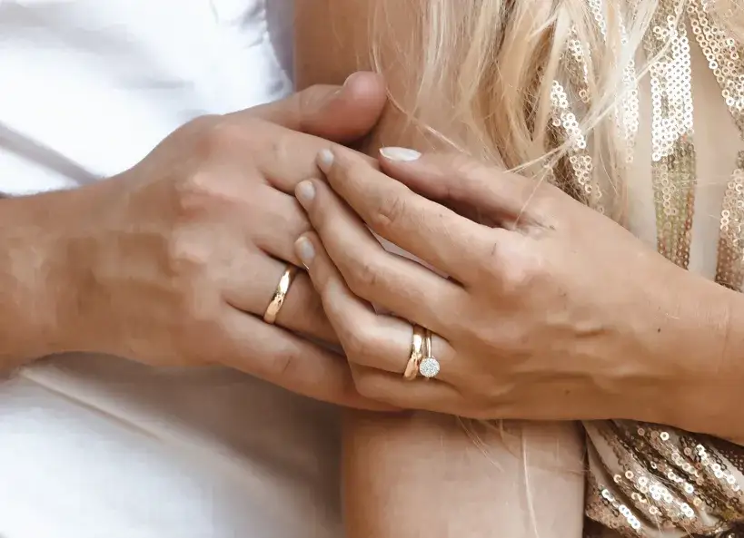 Dlaczego w Ameryce noszą obrączki na lewej ręce - historia i znaczenie